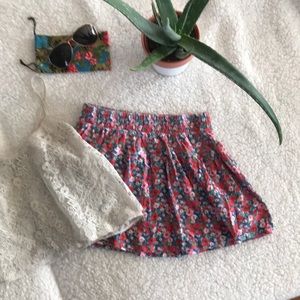Zara cute floral skirt! Fits like Small🌸🌺🌸🌺